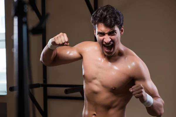 Ripped muskularny człowiek w siłowni robi sport — Zdjęcie stockowe