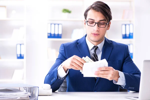 Zakenman ontvangt zijn salaris en bonus — Stockfoto