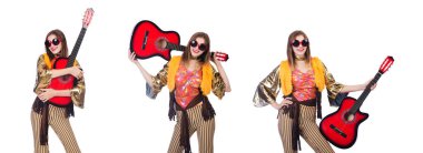 Uzun gitarist beyaz üzerine izole