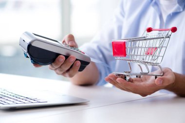 POS 'ta çevrimiçi satın alma için ödeme yapmak