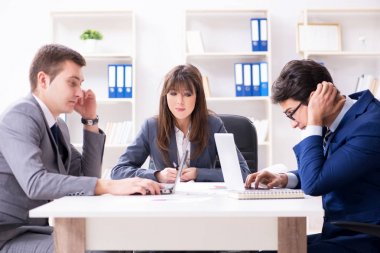 Ofisteki çalışanlarla iş görüşmesi.