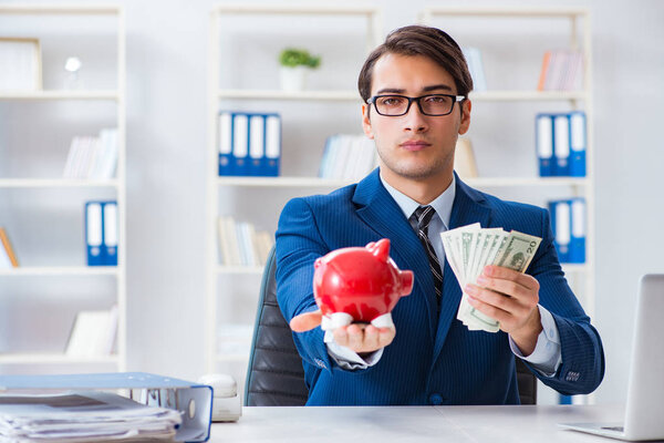 Бизнесмен думает о своих сбережениях во время кризиса