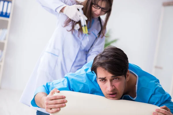 Rolig man gör sig redo för skinkor spruta skjuten — Stockfoto