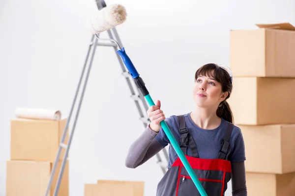 Pittore donna pittura nel nuovo appartamento — Foto Stock