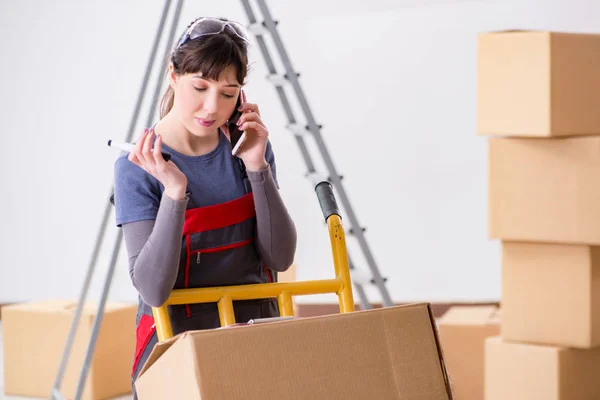 Vrouwelijke aannemer verhuisd dozen in verhuizing concept — Stockfoto