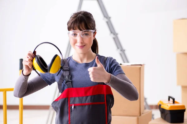 Woman contractor worker with noise cancelling headphones — Stock Photo, Image