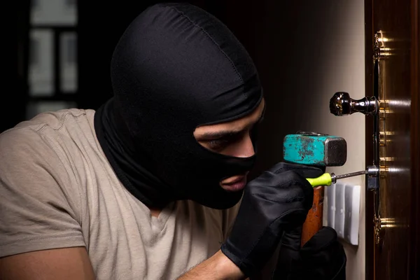 Inbrottstjuv bär balaclava mask på brottsplatsen — Stockfoto