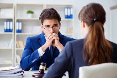 Avukat, ofisteki müvekkili ile konuşuyor.