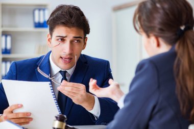 Avukat, ofisteki müvekkili ile konuşuyor.