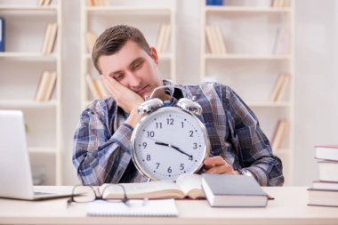 Öğrenci sınava geç kalıyor.