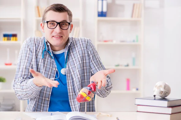 Medical student studying heart in classroom during lecture — Stock Photo, Image