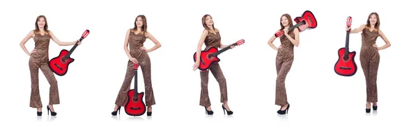 Mujer en ropa de leopardo en blanco con guitarra —  Fotos de Stock