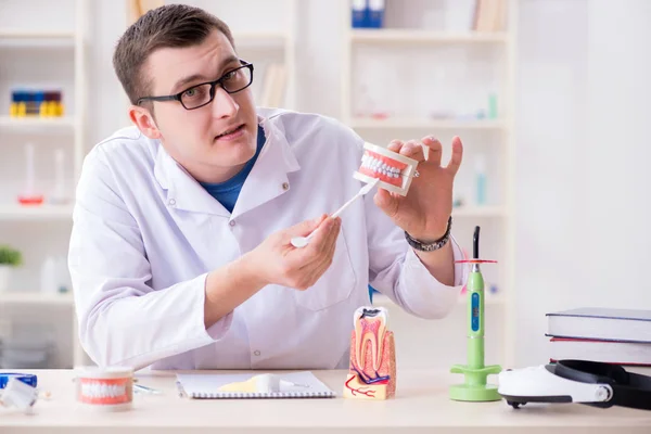 Dentista trabalhando implante de dentes em laboratório médico — Fotografia de Stock