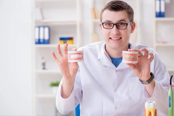 Dentista impianto denti da lavoro in laboratorio medico — Foto Stock