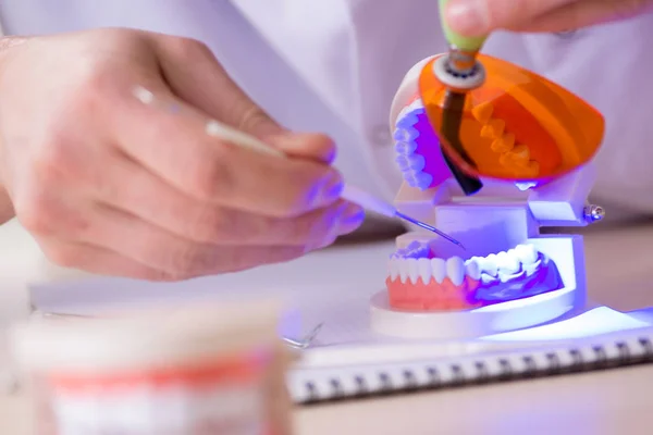 Zubař pracovní zuby implantát v lékařské laboratoři — Stock fotografie