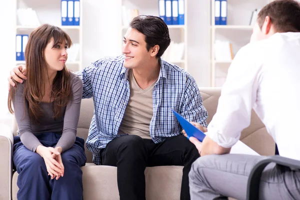 Psicólogo de visita familiar para problemas familiares — Foto de Stock