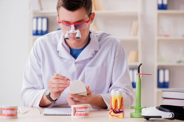 Zahnarzt arbeitet Zahnimplantat im medizinischen Labor — Stockfoto