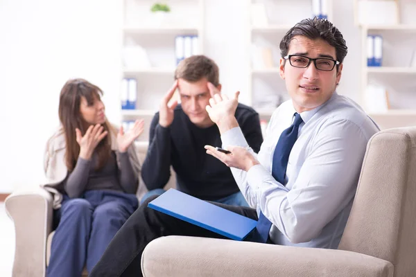 Gezinspsycholoog voor gezinsproblemen — Stockfoto