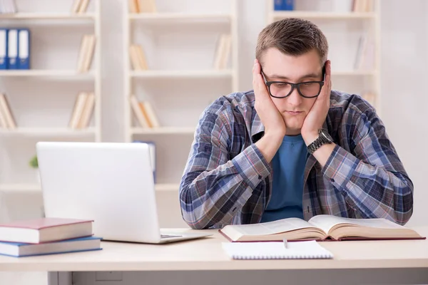 Jovem estudante estudando através da internet no conceito de telellearning — Fotografia de Stock