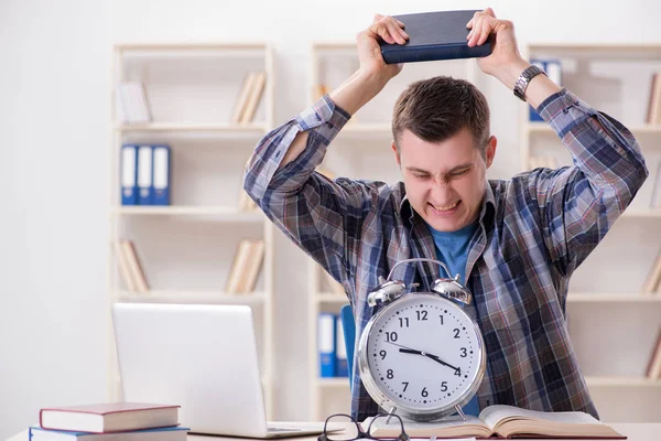 Estudiante llegando tarde con la preparación del examen — Foto de Stock