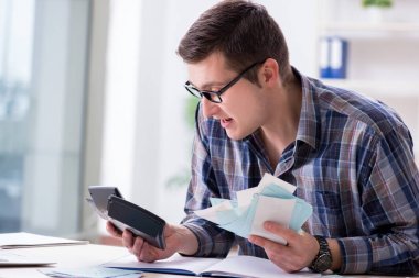 Genç adam evinde ve vergi borçlarında hayal kırıklığına uğradı.