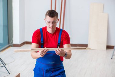 Müteahhit atölyede çalışıyor.