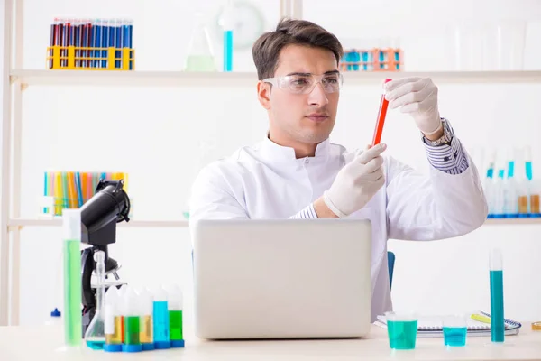 Mannelijke chemicus werkt in het lab — Stockfoto