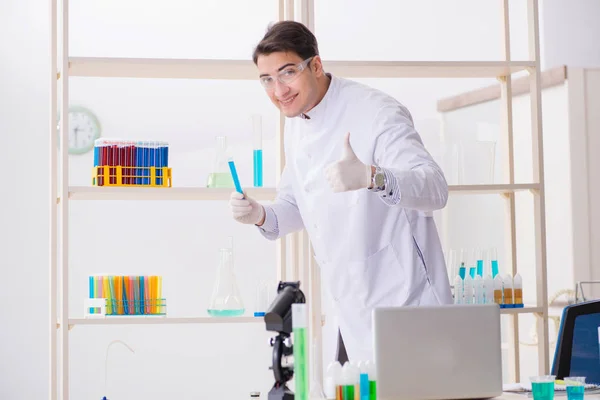 Chimiste masculin travaillant en laboratoire — Photo