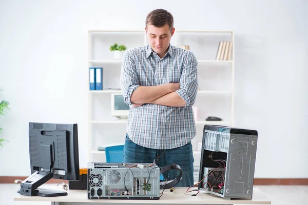 Jonge technicus repareert computer in werkplaats — Stockfoto