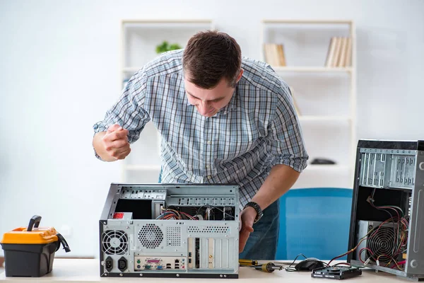 Jovem técnico de reparação de computador em oficina — Fotografia de Stock