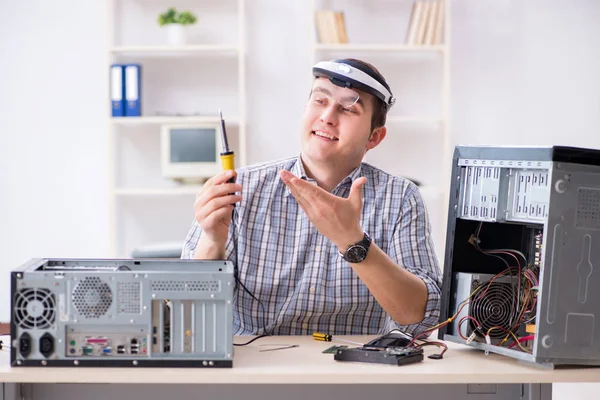 Молодой техник ремонта компьютеров в мастерской — стоковое фото