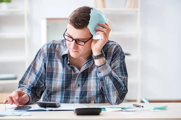 Junger Mann frustriert über sein Haus und Steuerrechnungen — Stockfoto