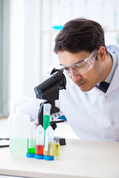 Bioquímico masculino trabalhando no laboratório em plantas — Fotografia de Stock