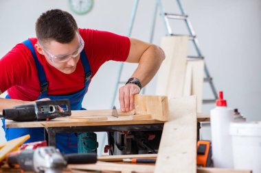 Müteahhit atölyede çalışıyor.