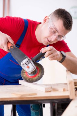 Müteahhit atölyede çalışıyor.