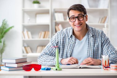 Tıp öğrencisi üniversitede ders veriyor.