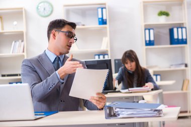 Ofiste çalışan kadın ve erkek.