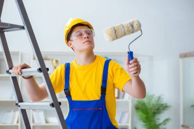 Tadilat projesinde çalışan bir ressam.