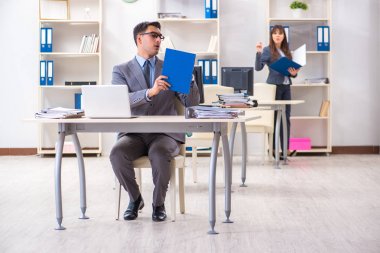 Ofiste çalışan kadın ve erkek.