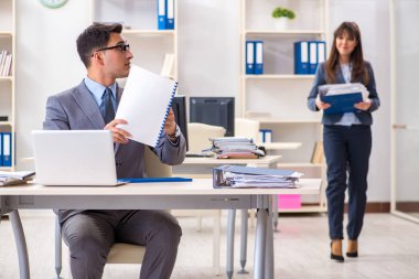 Ofiste çalışan kadın ve erkek.