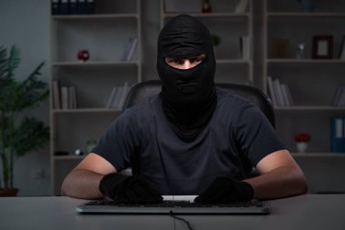 Hacker bilgisayar korsanlığı gece geç saatlerde