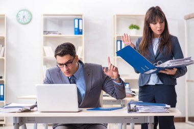 Ofiste çalışan kadın ve erkek.