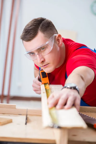 Lohnunternehmer arbeitet in der Werkstatt — Stockfoto