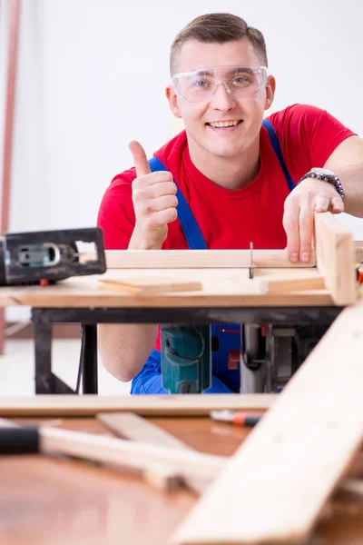 Appaltatore che lavora in officina — Foto Stock