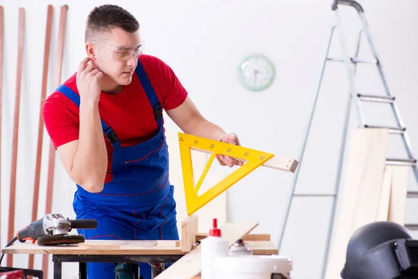 Werknemer in de werkplaats — Stockfoto