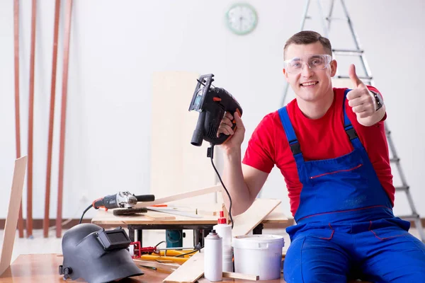 Lohnunternehmer arbeitet in der Werkstatt — Stockfoto