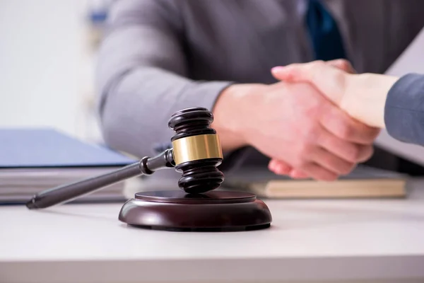 Advokat diskuterar rättsfall med klienten — Stockfoto