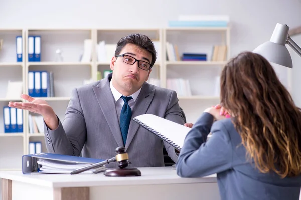 Advocaat bespreekt rechtszaak met cliënt — Stockfoto