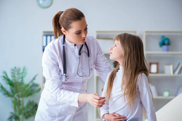 Médica pediatra verificando menina — Fotografia de Stock