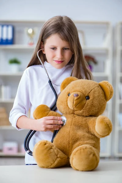 Chica joven jugando doctor en concepto de desarrollo temprano —  Fotos de Stock